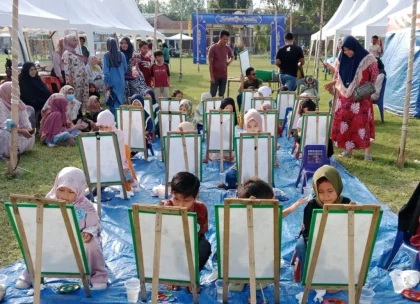 Sejumlah anak PAUD dan TK mengikuti lomba mewarnai dengan penuh antusias dalam acara Gebyar Bazar Ramadhan DPD AMPI Batu Bara di Labuhan Ruku, Kecamatan Talawi.
