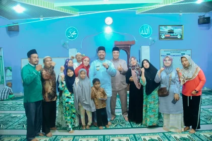 Bupati Batu Bara H. Baharuddin Siagian saat memberikan sambutan dalam Safari Ramadhan ke-3 di Masjid Al-Muttaqin, Talawi, didampingi pejabat daerah dan tokoh masyarakat.