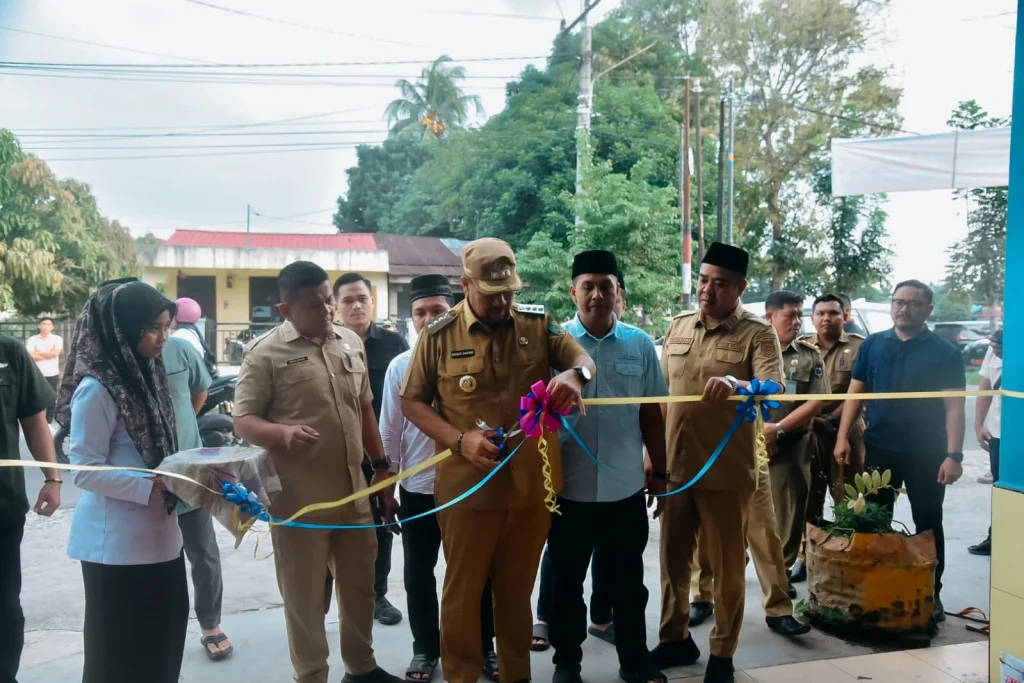 Bupati Batu Bara meresmikan Kantor Hukum Bahagia Keadilan bersama para advokat.