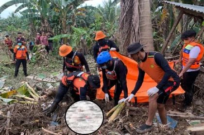 Proses evakuasi korban banjir bandang di Padangsidimpuan yang ditemukan tewas.