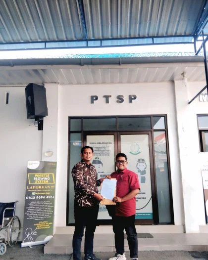 Di Dampingi Oleh Aktivis Anti Nepotisme, Prananda Hidayat Laporkan Kepala Desa ke Kejari