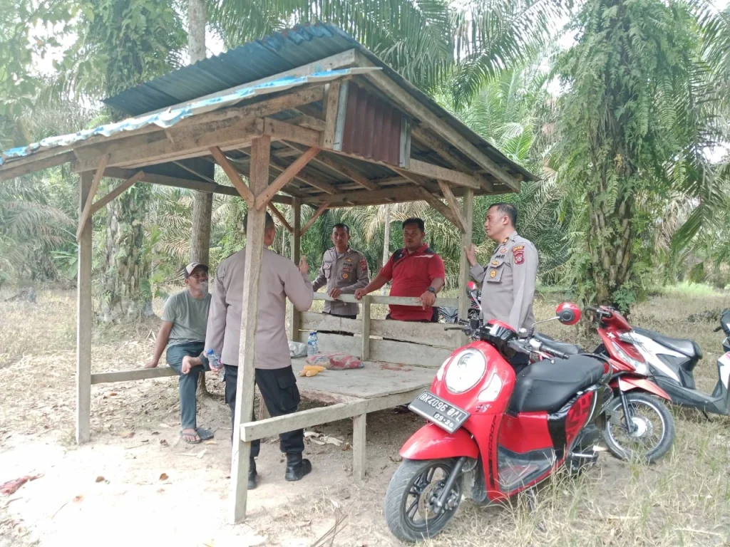 Jaga Kamtibmas, Sat Binmas Polres Batu Bara Sapa Petani Dusun IV Mekar Baru